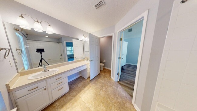 Building Photo - Beautiful 3 bedroom, 2.5 bathroom townhome