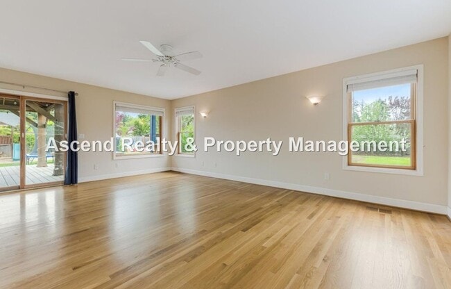 Building Photo - Available NOW! 3 Level 4bed/3bath Convenie...