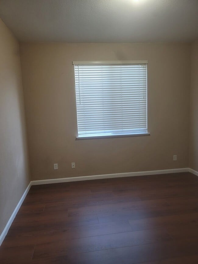 Building Photo - Located in a great neighborhood 5Bdm 3Ba Home With 2 Car Garage