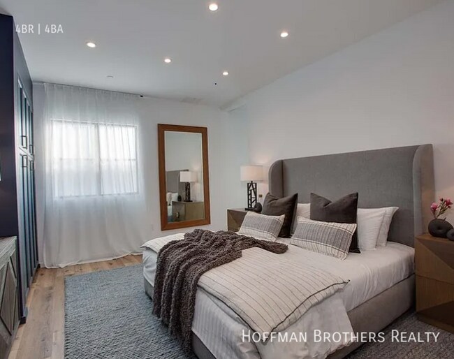 Building Photo - 1254 N Las Palmas Ave