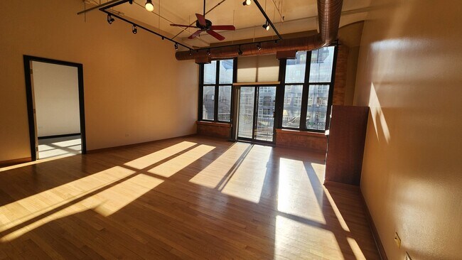 Building Photo - 333 W Hubbard St