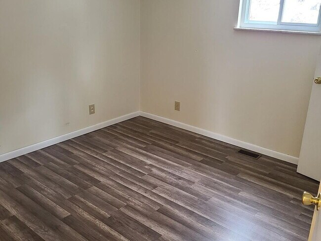 Building Photo - Remodeled master suite