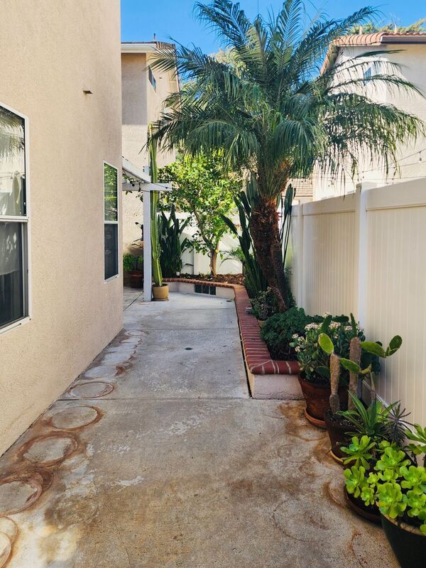 Building Photo - 5 Andaluz