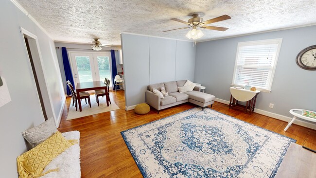 Building Photo - Fully Renovated 3 Bedroom GEM close to sho...