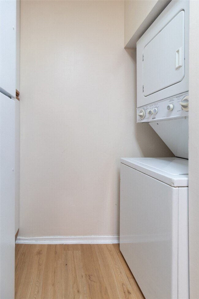 Building Photo - 9707 Richmond Ave.