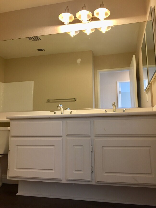 upstairs bathroom - 504 Robins Pl