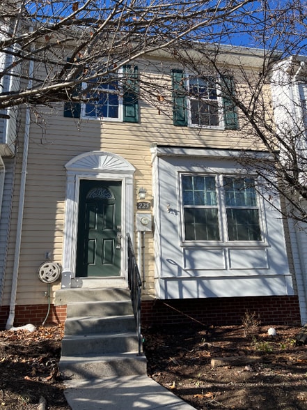 Building Photo - 225 Sherando Cir