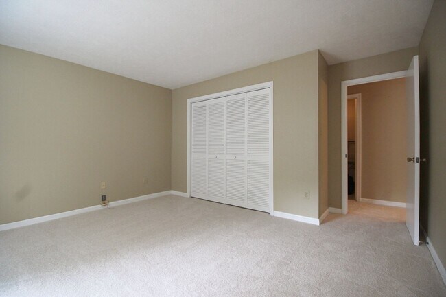 Building Photo - Large upper-level condo