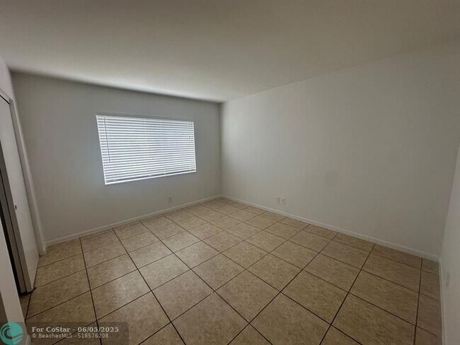 Building Photo - 515 S Sequoia Dr