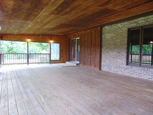 Building Photo - Amazing 3 Bed 2 Bath Country Home With Fab...
