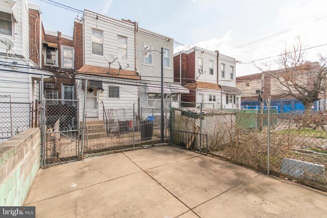 Building Photo - 2079 E Tioga St