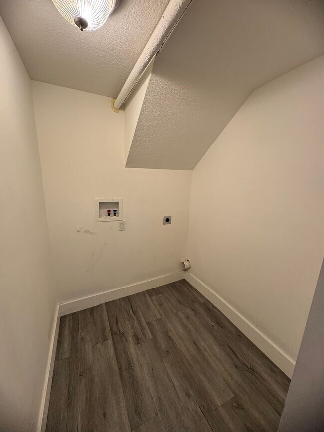 Building Photo - 929 4th Ave