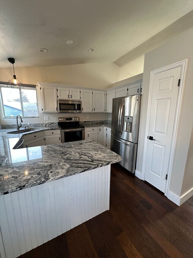 Building Photo - GET $500 OFF THE FIRST MONTHS RENT!!!