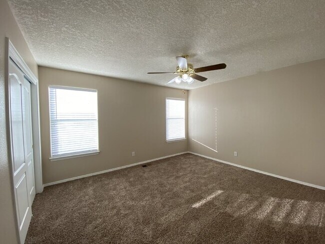 Building Photo - 2 Story - Master on Main Floor - Loft Upst...