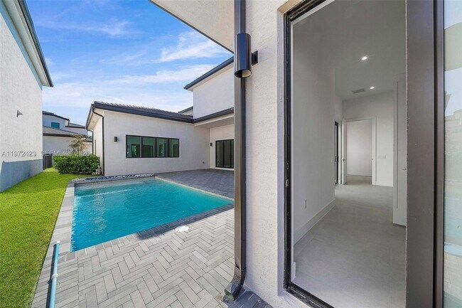 Building Photo - 5718 Ashwood Cir