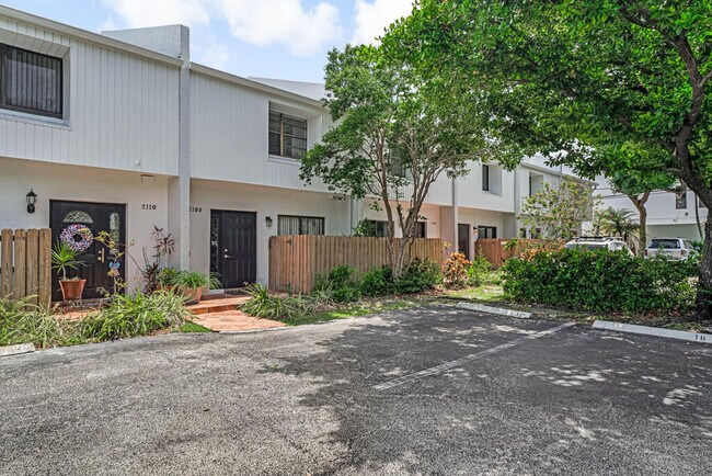 Building Photo - 2108 NE 44th St