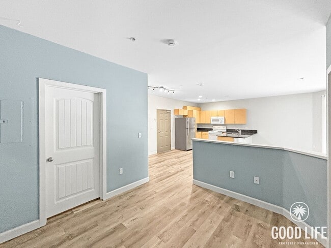 Building Photo - Stylish 1BD/1BA Condo in Cortez Hill with Balcony, In-Unit W/D & Pool Views