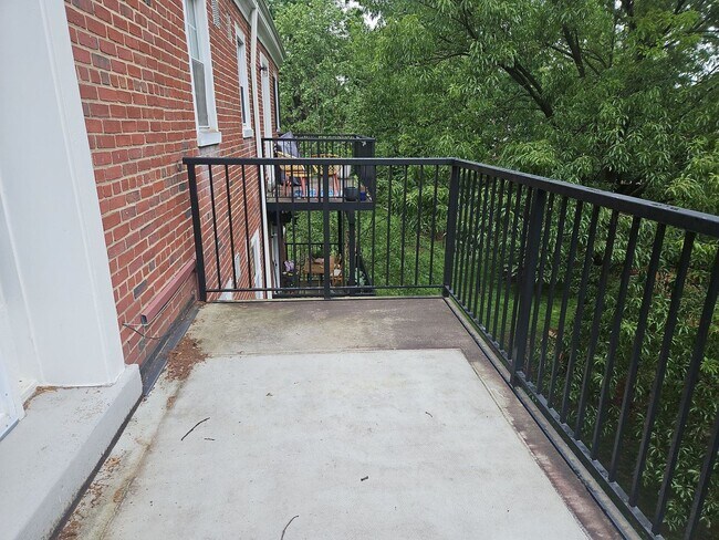 Building Photo - Charming 1 Bed 1 Bth Condo With Balcony In...
