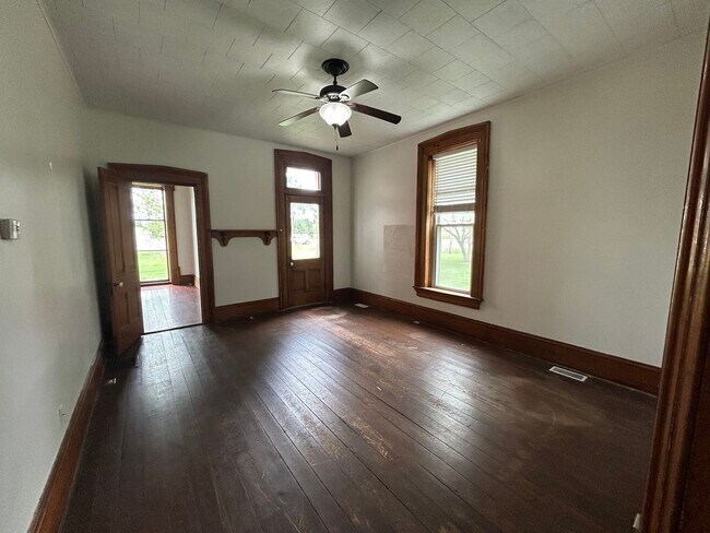 Building Photo - 4 Bedroom 2 Bathroom