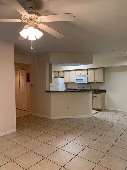 Counter Bar - 738 Crest Pines Dr