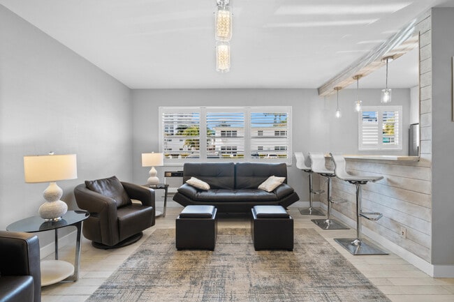 Building Photo - 624 Orton Ave