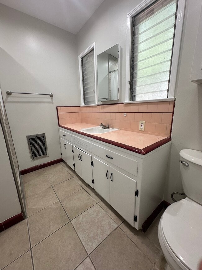 Generous bathroom layout - 5646 Farmdale Ave