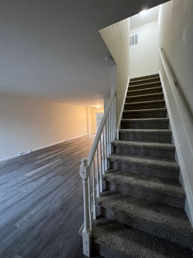 Building Photo - 3 bedroom Townhouse - Northampton School District