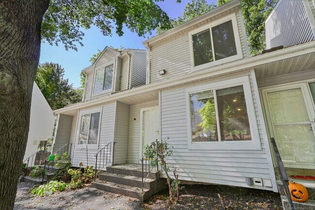 Building Photo - 20 E Pembroke Rd