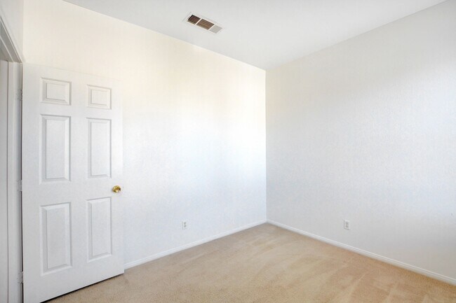 Building Photo - Beautiful 4-Bedroom Home in Gated Summerli...