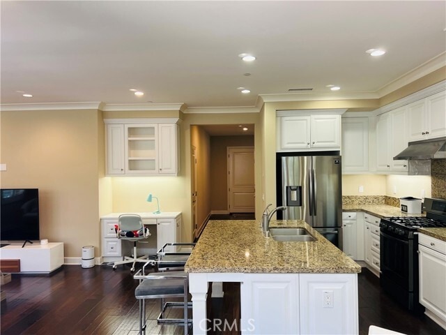 Building Photo - 26 Pendant