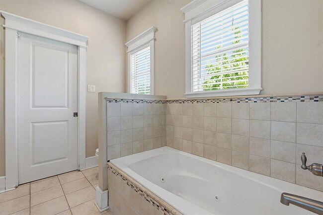 Building Photo - 1305 Cometa St