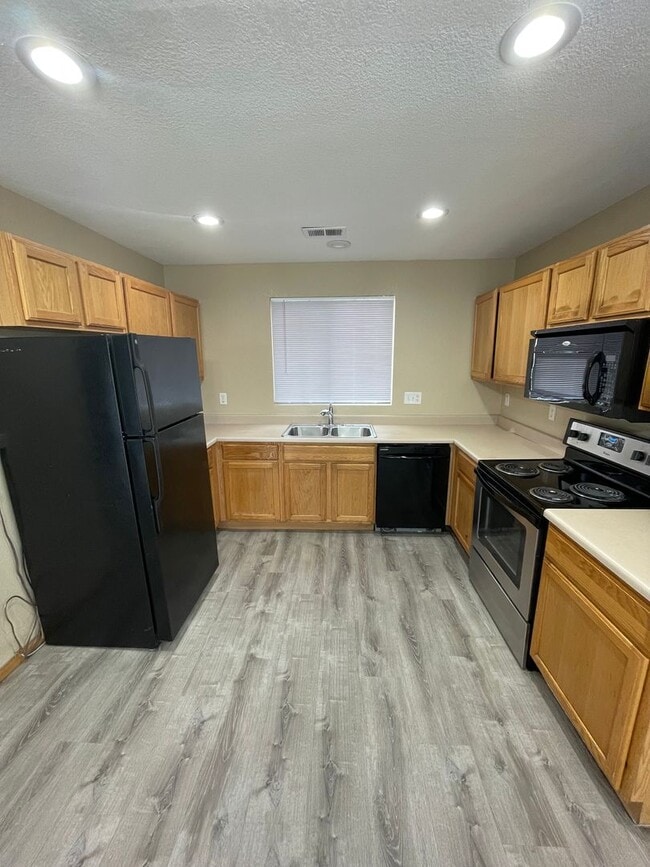 Building Photo - 3 Bedroom 2 Bath House in Thornton Available Now!