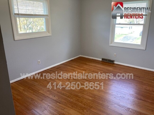 Building Photo - 257 S Regis Rd