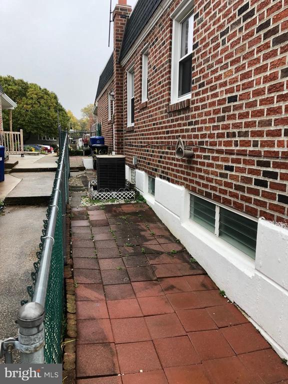 Building Photo - 8550 Tolbut St