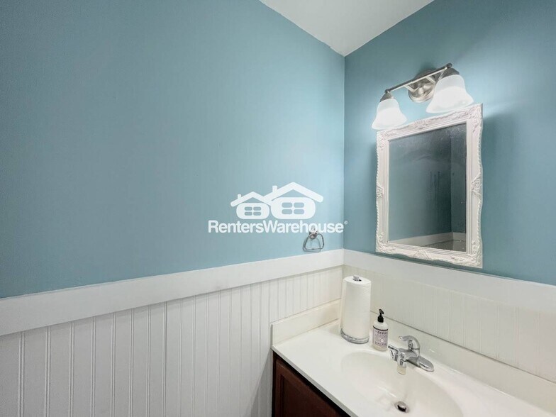 Building Photo - 5031 Clairmont Ct