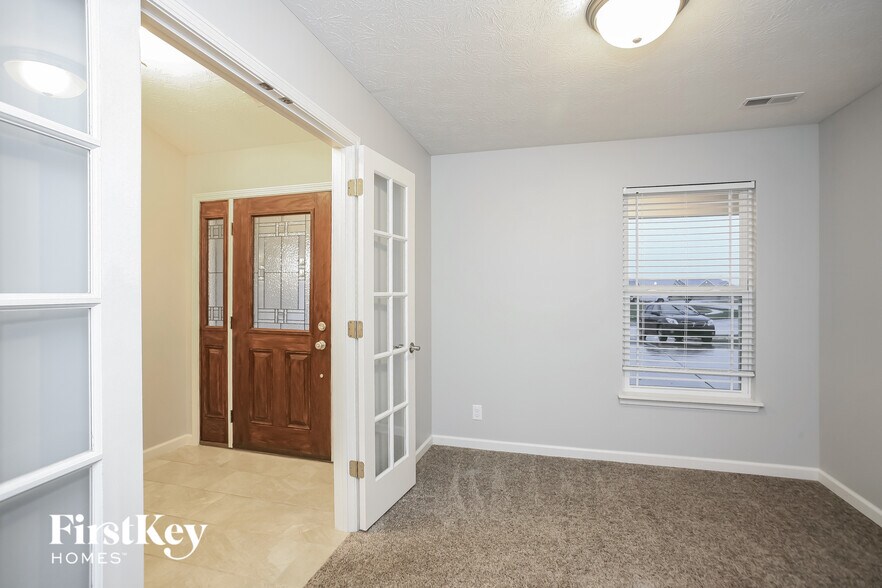 Building Photo - 900 Foxglove St