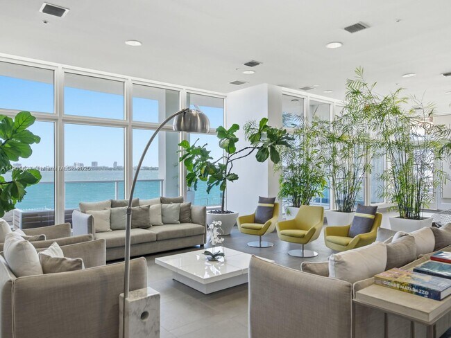 Building Photo - 725 NE 22nd St