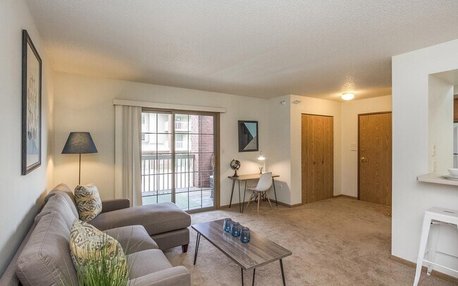 Building Photo - Large Two Bedroom Walking Distance to UIHC, Available 06/01/2026