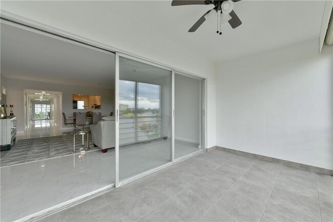 Building Photo - 2751 N Palm Aire Dr