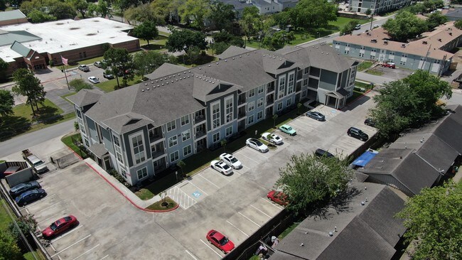 Building Photo - 7630 Amelia Rd