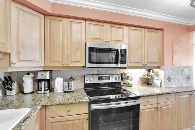 Building Photo - 1169 Hillsboro Mile