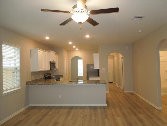 Building Photo - 10470 Sweetwater Creek Dr