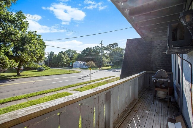 Building Photo - Newly Remodeled 2bed 1 bath apartment in Urbandale! - Ask about our security deposit alternative!