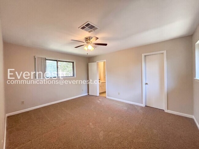 Building Photo - 3 Bed/2.5 Bath Home with Fenced Yard & Detached Garage / Pet-Friendly / Available Now!