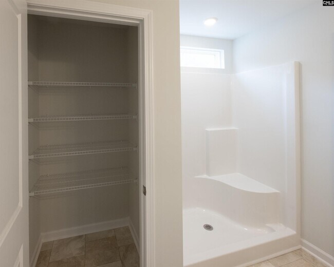 Building Photo - 3025 Hallsdale Dr