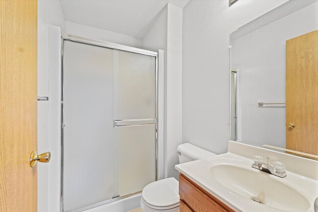 Building Photo - Modern Comfort & Space