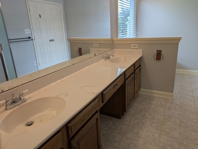Building Photo - Beautiful home located on a cul-de-sac  in...