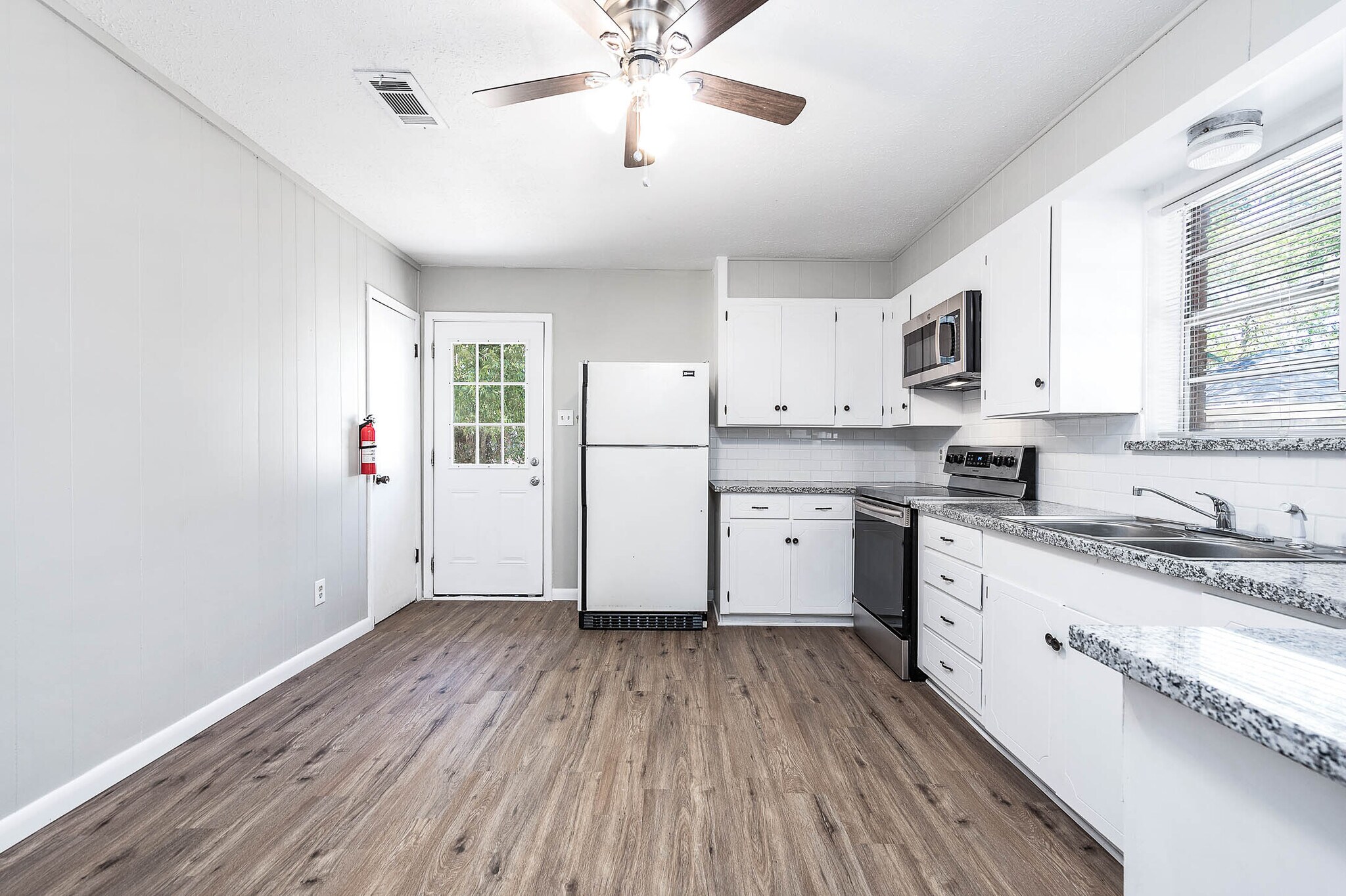 Kitchen - 4111 Victoria Ave