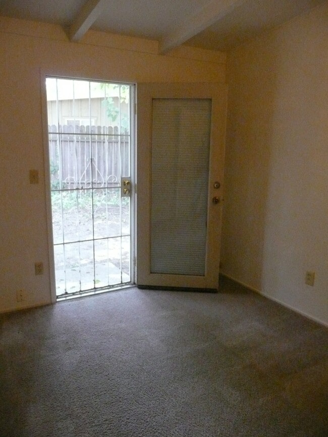 Building Photo - 1205 Duke Dr