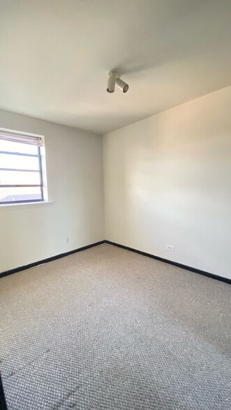 Building Photo - 3933 N Clarendon Ave